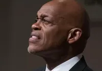 Cantor famoso é esfaqueado até a morte e filho é o principal suspeito