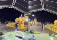 Cantor se apresenta para plateia vazia e recebe apoio de famosos