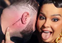 Cantora se choca ao ver tatuagem de fã com seu nome: "Pago pra tirar"