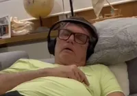 Carlos Bolsonaro apela e posta vídeo do pai tendo crise de soluço