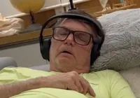 Carlos Bolsonaro apela e posta vídeo do pai tendo crise de soluço