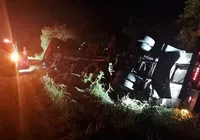 Carreta carregada de frutas tomba na BR-324