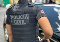 Casal é preso com carro roubado e com drogas em Salvador imagem