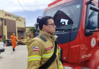 "Cenário muito complexo", diz Bombeiros sobre incêndio em ferro-velho imagem