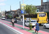 Colisão entre dois ônibus deixa passageiro ferido na Avenida Suburbana
