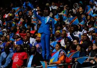 Conheça o torcedor que fica imóvel durante os 90 minutos de jogo imagem