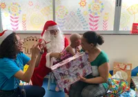 Crianças em tratamento oncológico recebem presentes de Natal