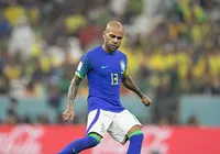 Daniel Alves compra clube em Portugal e pode voltar a jogar