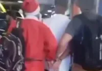 Disfarçado de papai noel, policial prende foragido na rodoviária