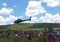 Empresário usa helicóptero para jogar carnes sobre cidade brasileira