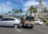 Engavetamento com seis veículos na Paralela deixa dois soldados feridos