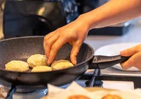 Esqueça a manteiga: esse truque evita que a comida grude na frigideira imagem