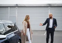 Estacionar na frente da própria garagem pode gerar multa?