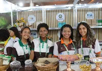 Estudantes da Bahia expõem produtos das escolas-fábricas na Fenagro