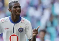 Ex-Bahia marca hat-trick com dois pés e cabeça na Europa League