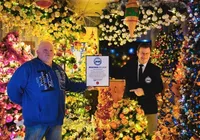 Família bate recorde inusitado e monta mais de 600 árvores de Natal em casa imagem