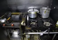 Fezes e baratas: restaurante e bares são interditados por má higiene