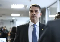 Flávio Bolsonaro ajudou a criar regra que atinge pai na cadeia imagem