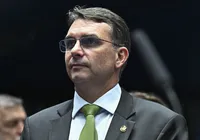 Flávio explode após visitar Bolsonaro na PF: “Pior que chefe de facção” imagem
