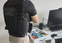 Fotógrafo é acusado de atrair modelos para vender nudes em sites adultos