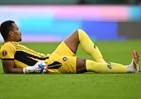 Goleiro cai desacordado, recebe atendimento e segue no jogo