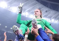 Goleiro do PSG defendeu dois pênaltis do Flamengo com a mão quebrada