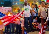 Hilton Coelho queima bandeira dos EUA em protesto; assista imagem