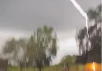 Homem a cavalo escapa de raio na Bahia, após animal recuar; vídeo