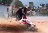 Homem anda de jet ski em rua alagada e vídeo viraliza; confira