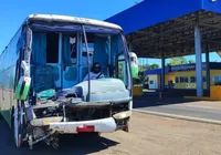 Homem é detido pela PRF por dirigir ônibus batido e sem para-brisa imagem