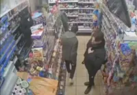 Homem encontra pai desaparecido em mercado após 20 anos