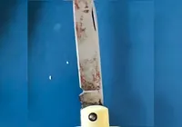 Homem esfaqueia pai idoso e acaba amarrado em poste por vizinhos