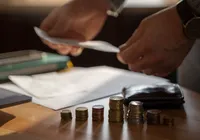 Homem leva multa de quase R$ 2 mil após cuspir na rua