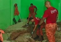 Homem mata e concreta corpo da esposa no chão de loja imagem