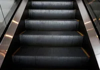 Homem morre ao cair de escada rolante de shopping