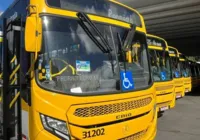Homem quebra vidros de ônibus após colisão com carro em Salvador