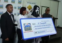 Homem vai buscar prêmio da loteria mascarado para não ser reconhecido