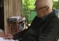 Idoso de 91 anos aprende a ler e escrever com bisneta de 11 anos