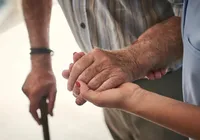Idosos podem ganhar desconto de até 100% na conta de luz; veja como imagem