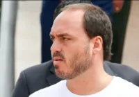 Impedido de acompanhar pai, Carlos Bolsonaro fica na porta de hospital imagem