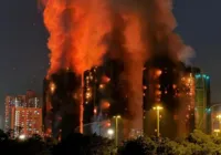 Incêndio atinge 2 mil apartamentos e deixa 36 mortos imagem
