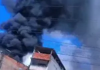 Incêndio atinge oficina de carros no Lobato; vídeo imagem
