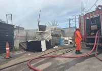 Incêndio de grandes proporções atinge ferro-velho em Salvador imagem