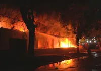 Incêndio de grandes proporções atinge pavilhão da Ceasa