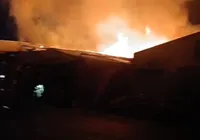 Incêndio destrói dois estabelecimentos em Feira de Santana; vídeo