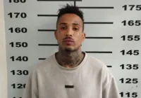 Influenciador conhecido como "Gato Preto" é preso por dívida de 57 mil