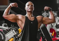 Influenciador fitness morre aos 26 anos após luta contra câncer raro imagem