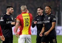 Jogador é multado pelo clube em que joga por zombar da boca de rival