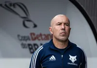 Leo Jardim decide deixar o Cruzeiro após eliminação na Copa do Brasil