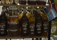 Licor de Ilhéus feito à mão conquista visitantes na Fenagro imagem